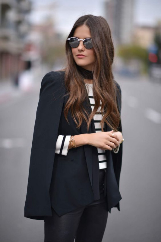 Blazer estilo capa con top a rayas y gafas de sol negras: Blazer negro,  Ideas de atuendos a rayas,  Traje de invierno informal,  Casual elegante,  Vestido capa  