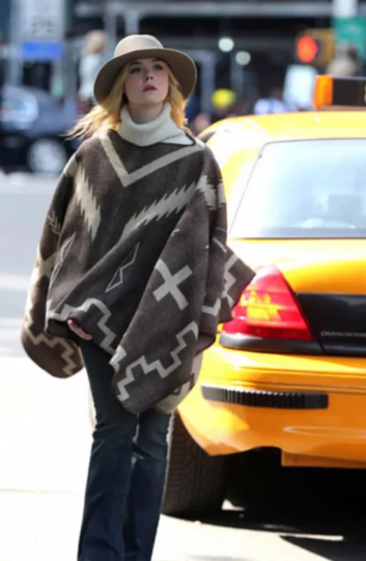 Un día lluvioso en Nueva York Elle Fanning poncho abrigo: 