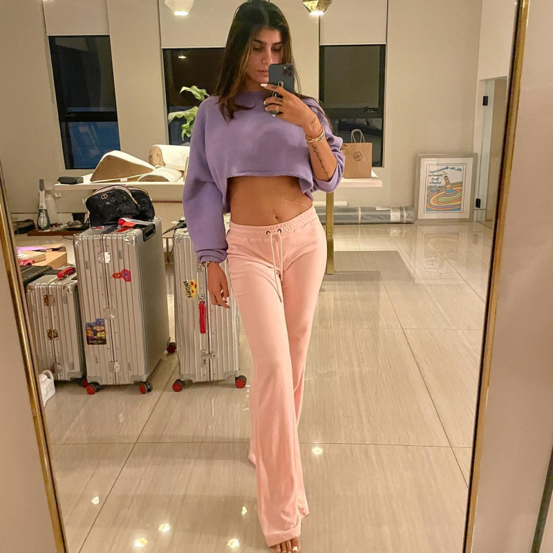 Selfie de Mia Khalifa con sudadera corta morada y pijama rosa: 