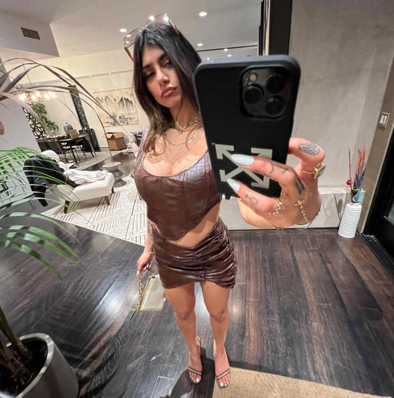 Lindas fotos de selfies de Mia Khalifa: trajes de fiesta  