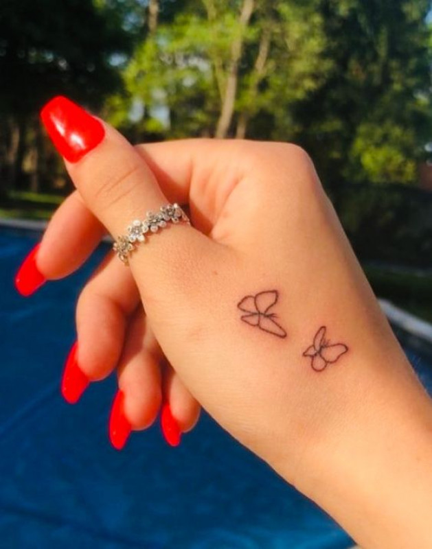 Inspiración minimalista linda del tatuaje de la mariposa: Ideas de tatuajes  