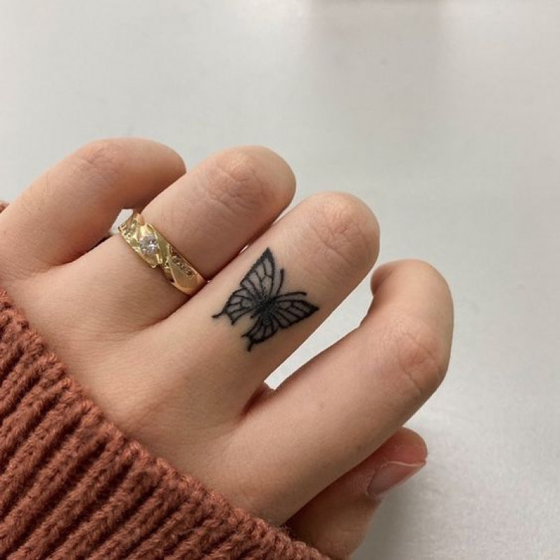 Ideas minimalistas del tatuaje del diseño de la mariposa para los dedos para las muchachas: Ideas de tatuajes  