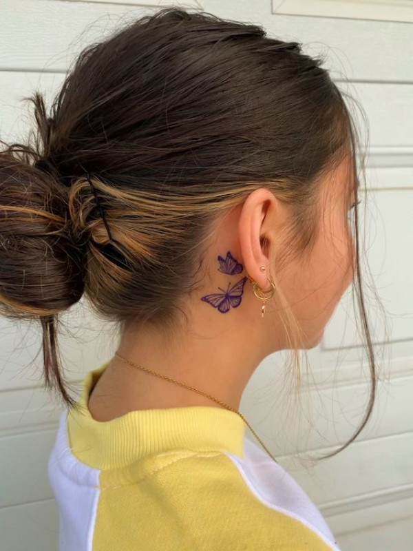 Diseño de tatuaje de mariposa minimalista debajo de la oreja: Ideas de tatuajes  