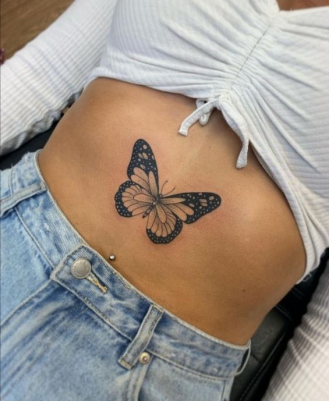 Diseño de tatuaje de mariposa simple para el vientre: Ideas de tatuajes  