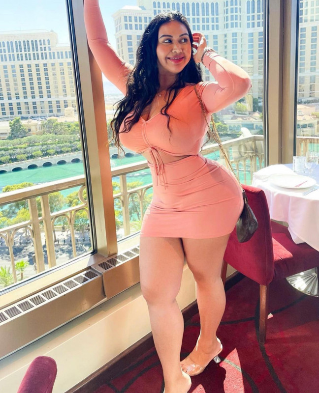 Traje rosa desnudo de Tracy Lopez con top corto de manga completa y minifalda ajustada: Instagram Imágenes Tracy López,  Modelos calientes de Instagram,  chicas blancas gruesas  
