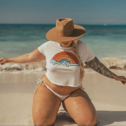 Ideas de ropa de moda ashlee rose hartley en la playa, modelo de talla grande, trajes de niña con curvas, looks de playa: 