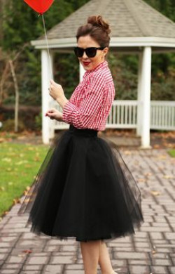 Conjunto de color negro y rosa, debes probar con un conjunto de falda de tul.: 