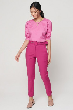 Blusa con cuello redondo y manga farol con pantalón rosa: 