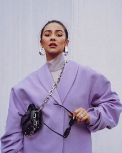 Shay mitchell atuendo morado semana de la moda de Milán 2020, atuendo monocromático, vestido estético: 