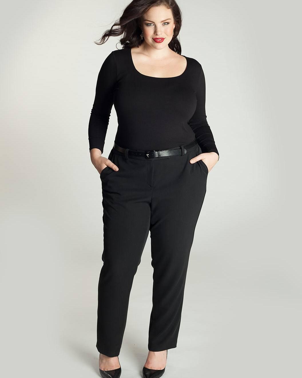 Modelo de talla grande, ropa de talla grande: pantalones, moda, ropa, vestido: traje de talla grande,  pantalones negros  
