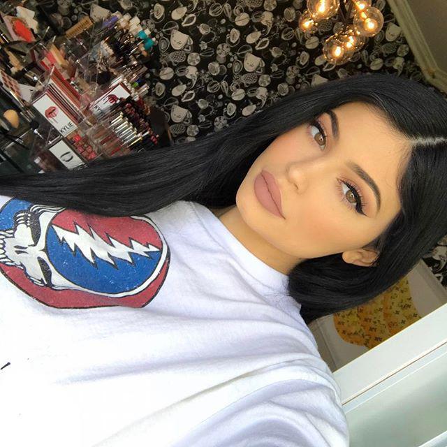 Kylie Jenner con el kit de labios mate Maliboo.