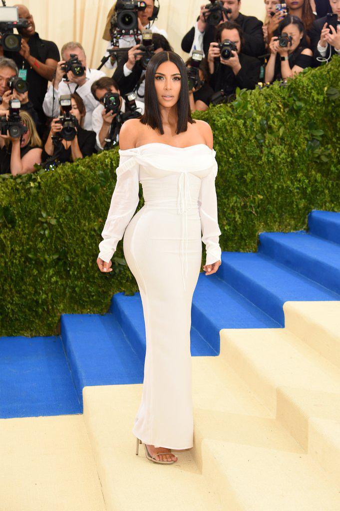 Vestido blanco corto con hombros descubiertos de Kim Kardashian.: Vestido largo  