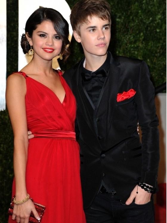 Caliente Selena y Justin en rojo y negro: Vestido rojo  