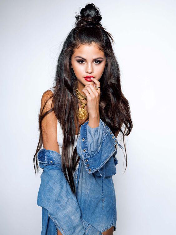 Estilos lindos de medio bollo para niñas adolescentes,: Selena Gomez,  alex ruso,  Peinado Para Adolescentes  