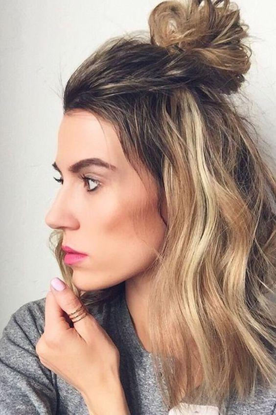 ¡Peinados súper fáciles para cabello sucio para salvarte en días súper estresantes!: blogger de moda,  Nudo superior,  Peinado Para Adolescentes  