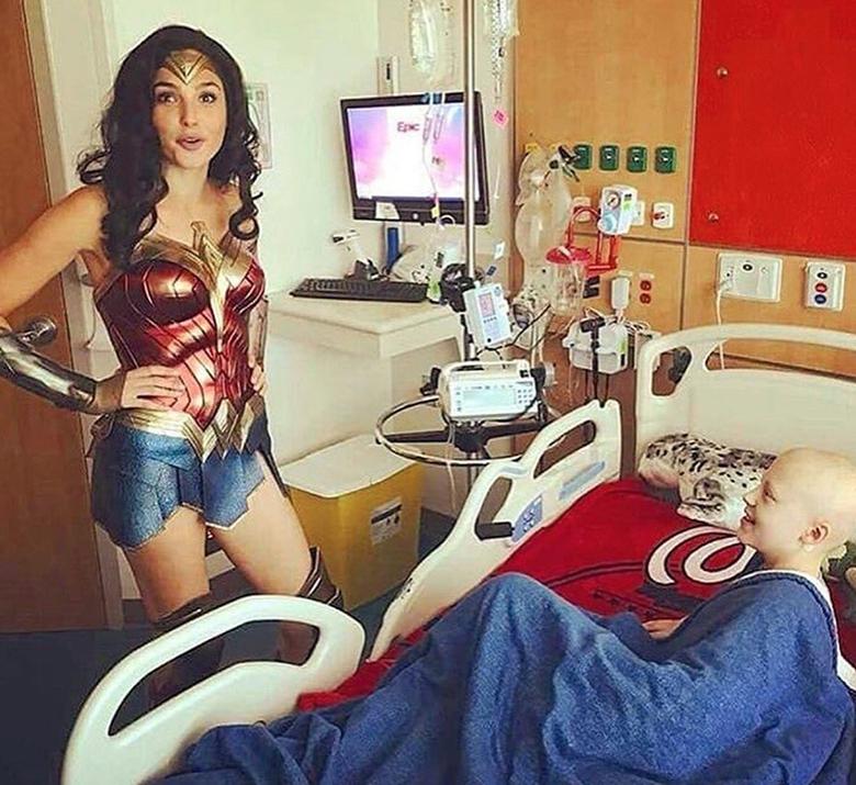 Gal Gadot visita hospital infantil disfrazada de Mujer Maravilla: 