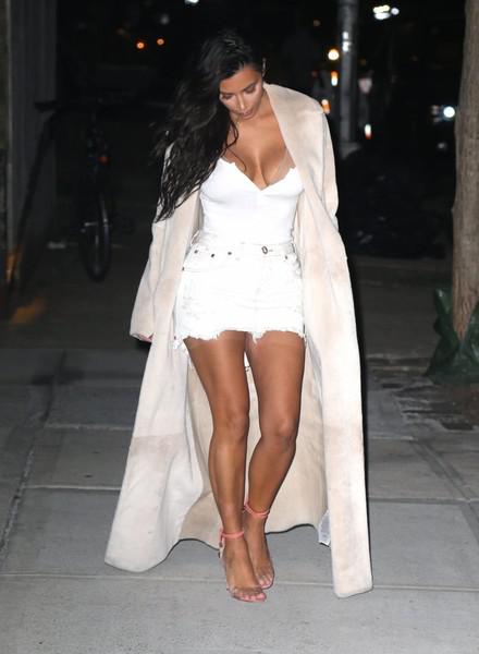 Kim Kardashian mostró su escote y su diminuta cintura con este top blanco ajustado mientras disfrutaba de una noche en la ciudad de Nueva York.: kim kardashian  