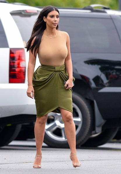 Falda hasta la rodilla de Kim Kardashian: 