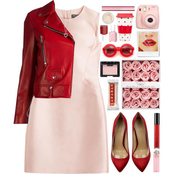 Opta por un pequeño vestido rosa y luego colócalo con una audaz chaqueta roja.: 