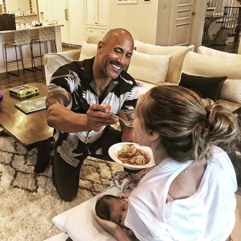 La foto de 'la roca' alimentando a su pareja mientras ella amamanta a su hija, está siendo elogiada por millones -: 