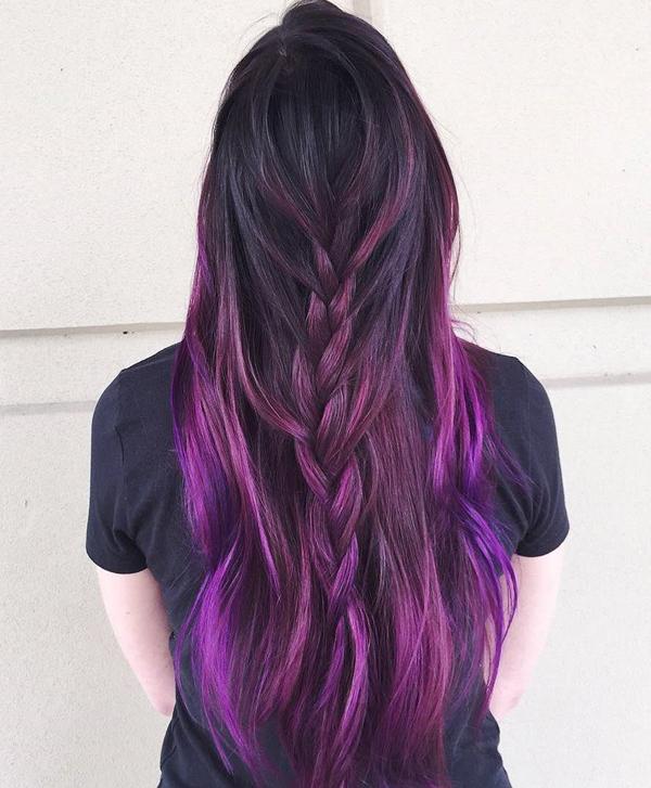 Aspectos destacados de color púrpura oscuro en cabellos largos | Peinado de tendencia 2022: 