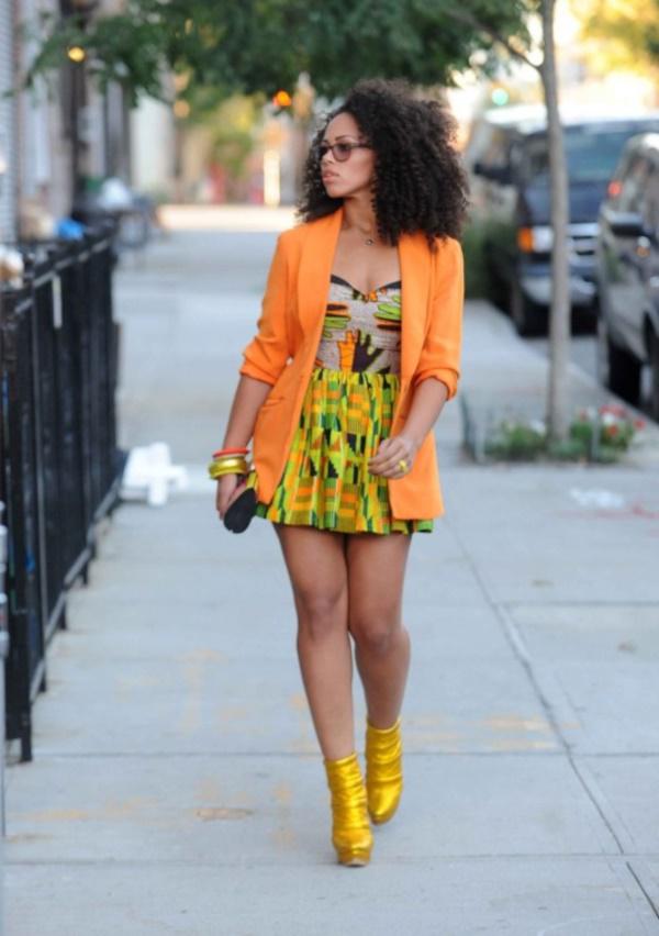 Los midis de color naranja con un blazer a juego son vagos en estos días entre las mujeres africanas.: 