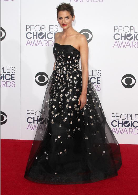 La estrella de 'Castle', Stana Katic, iluminó la alfombra roja con este conjunto formal en blanco y negro.: 