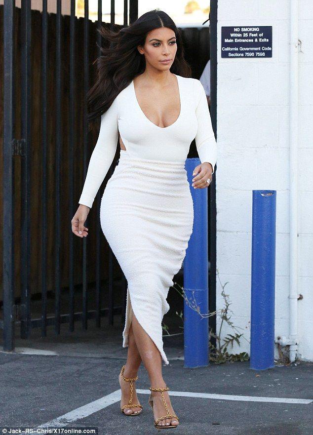 Kim Kardashian luce angelical en blanco por segundo día consecutivo: 