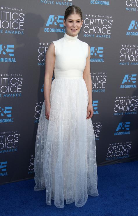 Rosamund Pike en Maison Valentino: 