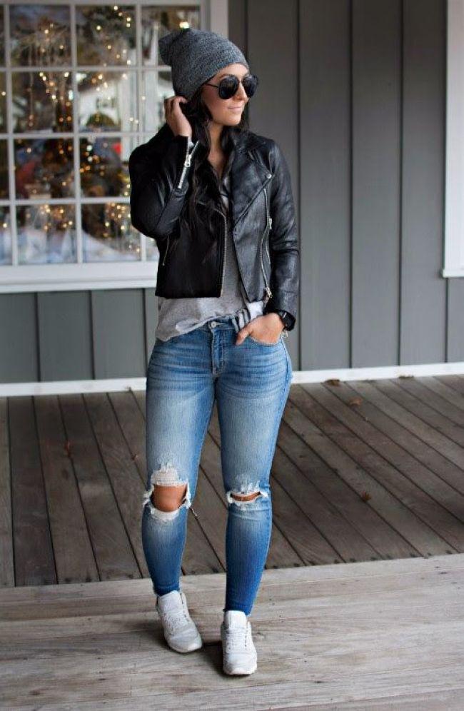 Combinación de jeans rasgados con chaqueta de cuero negra y zapatillas deportivas - Trajes de mezclilla 2019: Trajes De Mezclilla,  vestir con vaqueros,  Pantalones rasgados,  Chaqueta de cuero  