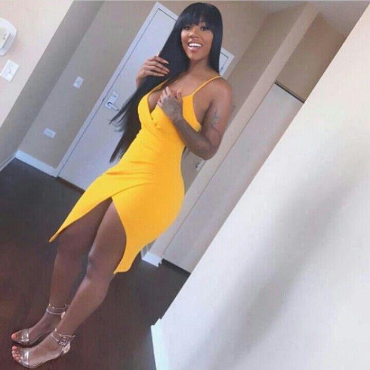 Brenda Smith muestra una idea elegante con vestido amarillo y peluca de encaje en chicas negras: 
