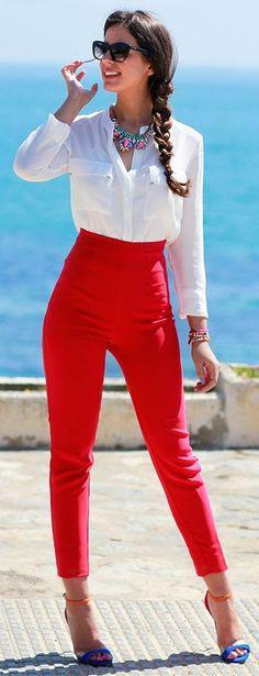 Camisa Blanca Pantalón Rojo. 40 maneras frescas y frescas de vestir en primavera: Pantalones ajustados,  Pantalones rojos,  Camisa blanca  