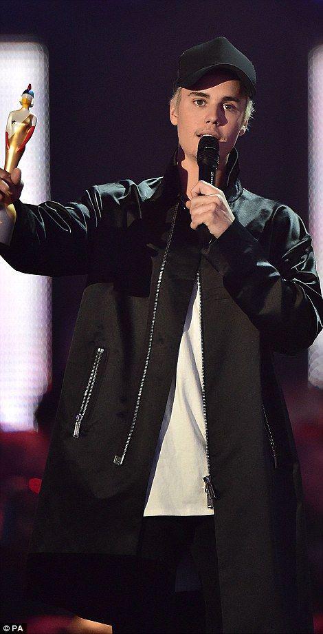 Crop top con Rihanna gira contra Drake en BRIT: 