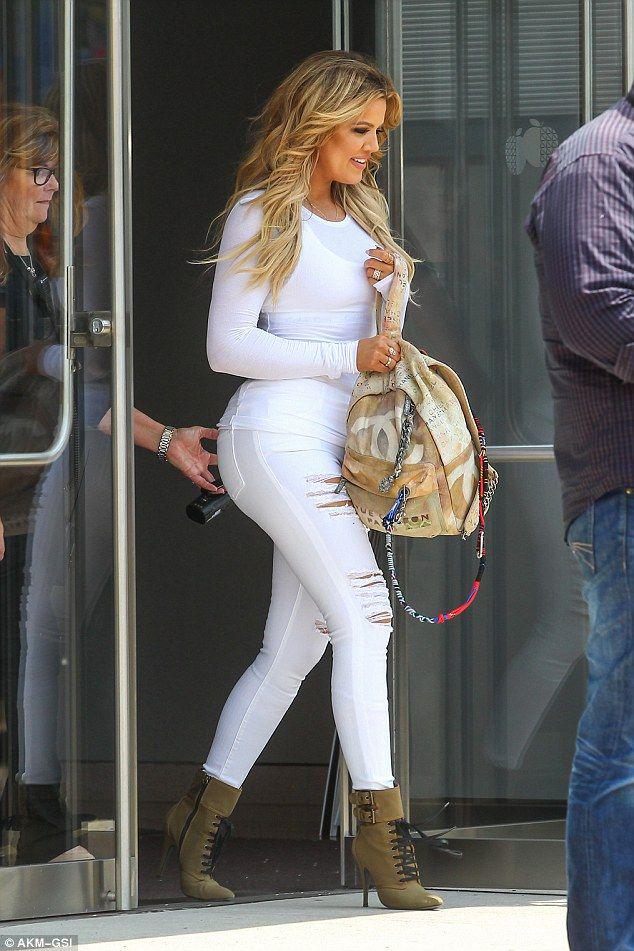 Khloe Kardashian usa un vestido recortado como un rayo mientras asiste a BookCon: Pantalones ajustados,  kim kardashian,  kourtney kardashian,  Moda vaquera  
