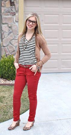 Vaqueros pitillo de colores. Jeans Rojos + Rayas Bretonas: Pantalones ajustados,  camisas  