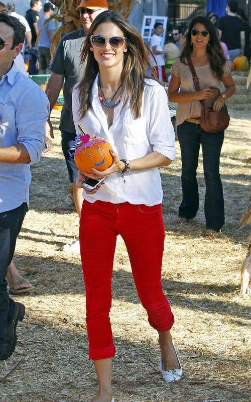 Vaqueros rojos de motor. Roba el look de Alessandra Ambrosio: camisa blanca + pantalón rojo: Pantalones ajustados,  camisas,  vaqueros rojos,  Pantalones rojos,  Camisa blanca  