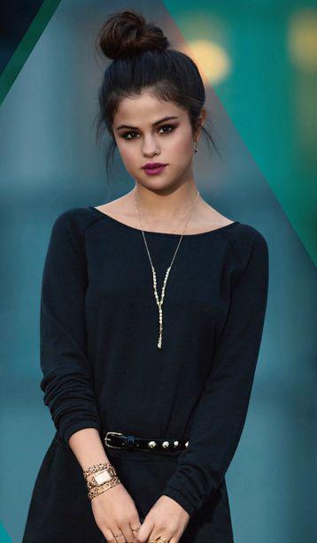 Peinado estilo moño de Selena Gomez, Alex Russo.: Selena Gomez,  alex ruso,  Outfits Con Peinado De Moño  