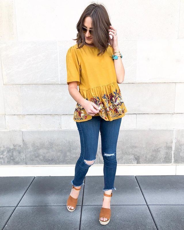 Top amarillo con jeans rasgados para mujeres: Informal de negocios,  Outfits Amarillo Niñas,  tapa amarilla  