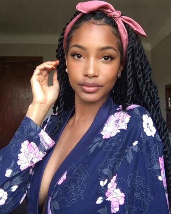 Maquillaje de belleza, pelo de la cabeza.: Cabello con textura afro,  trenzas de caja,  peinados africanos  