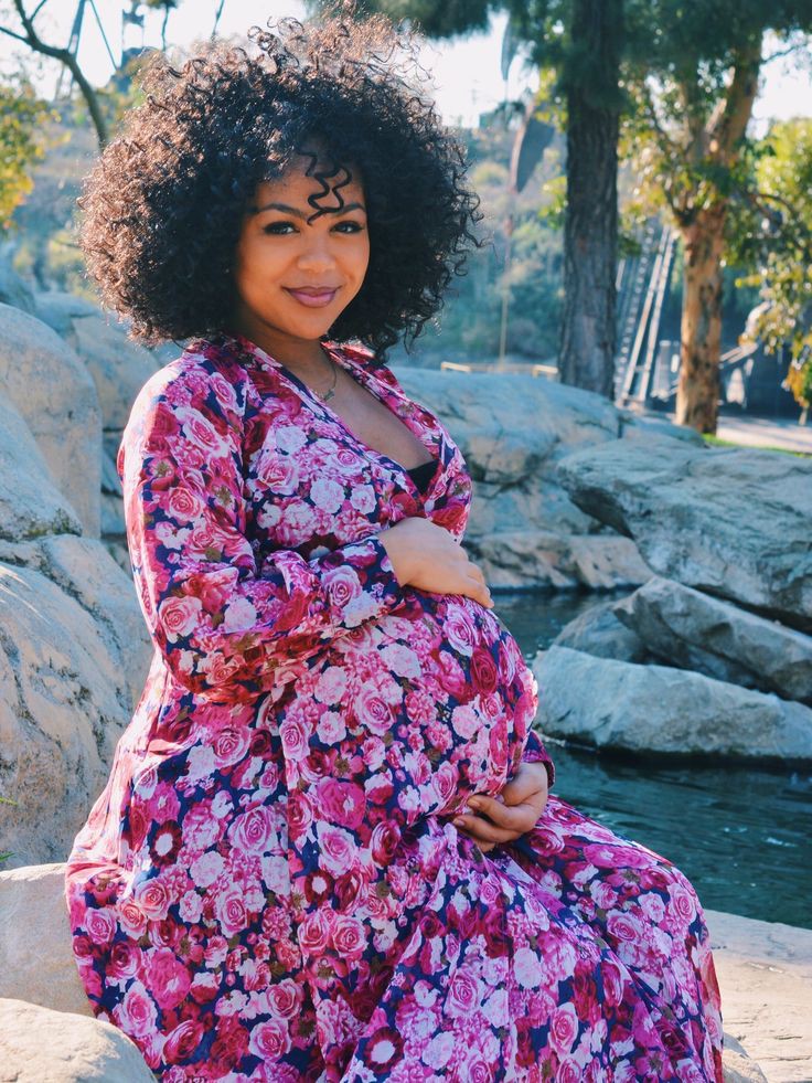 fotos de maternidad ideas flores: Cabello con textura afro,  ropa de maternidad,  Traje De Fiesta De Bebé  
