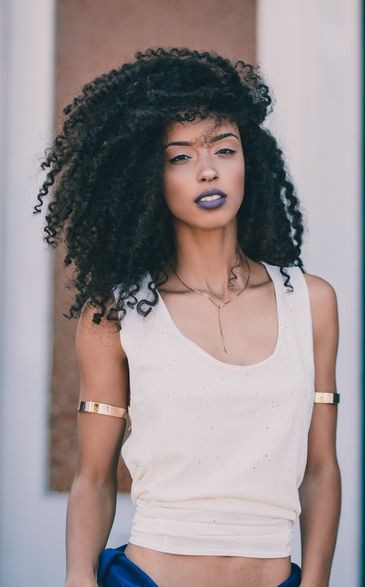 Chica negra alta y flaca con afro: Cabello con textura afro,  corte bob,  Pelo largo,  peinados africanos,  Cuidado del cabello  