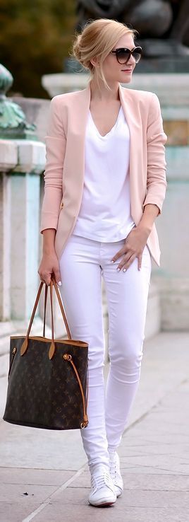 Blazer rosa jeans blancos: Traje de invierno informal,  Pantalones ajustados,  Chaqueta de sport  