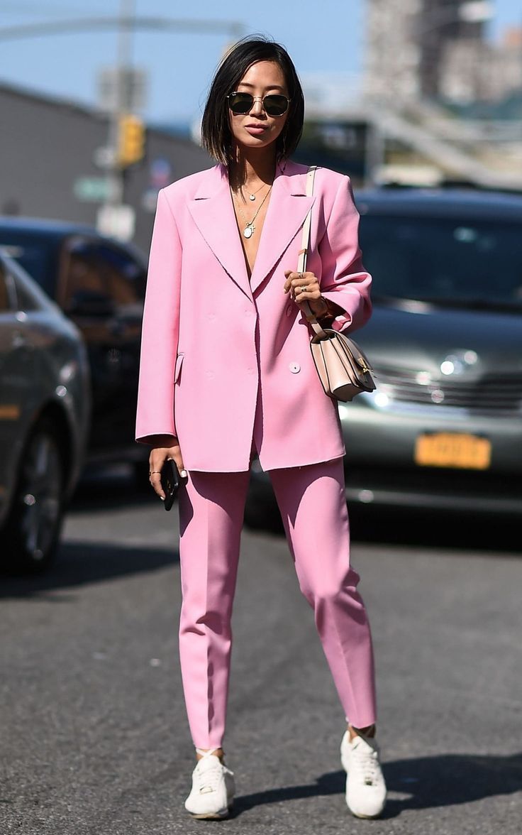 Outfit con pantalones rosas: Estilo callejero,  blogger de moda,  Semana de la Moda,  pantalón rosa,  chaqueta rosa  