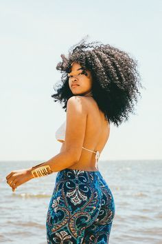 Chica negra con pelo de playa: Cabello con textura afro,  Ideas de peinado,  Resaltado del cabello,  chicas negras calientes  