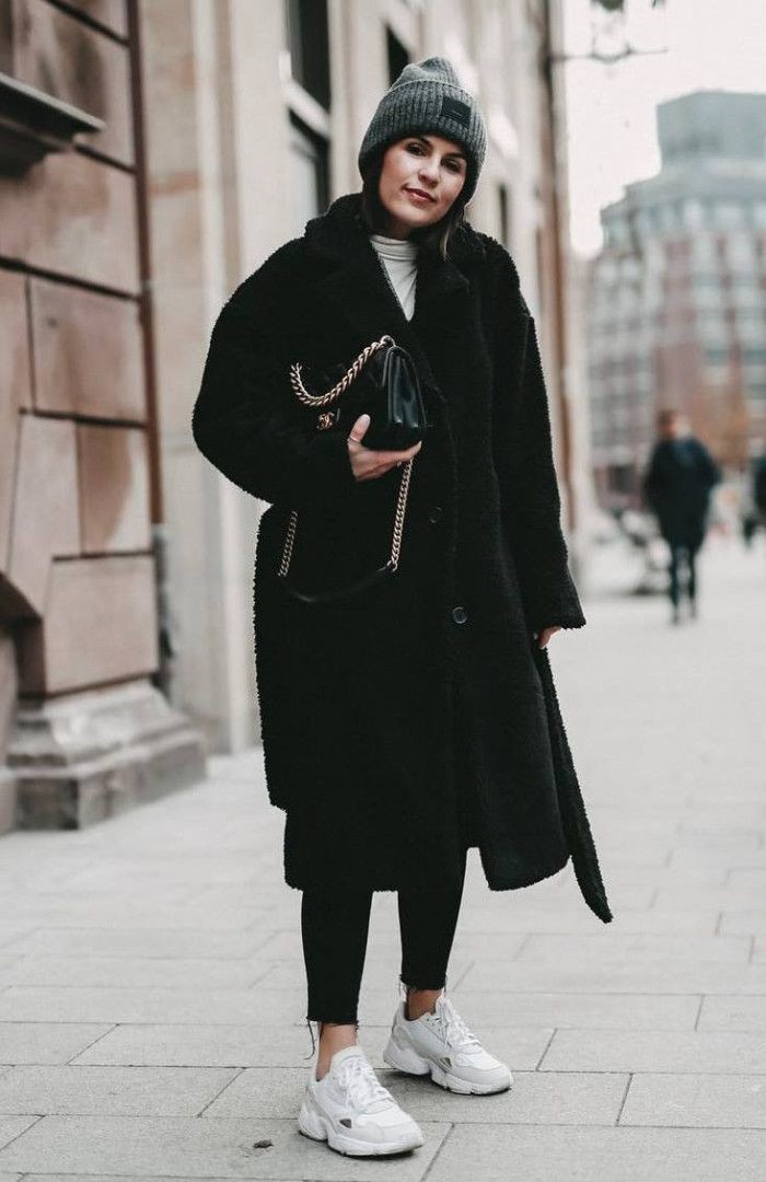 idea de atuendo cómodo | sombrero bolsa abrigo de pelo negro zapatillas: Abrigo de lana  