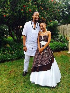 Traje tradicional para boda.: vestido de novia blanco,  Trajes africanos a juego,  Sudáfrica  