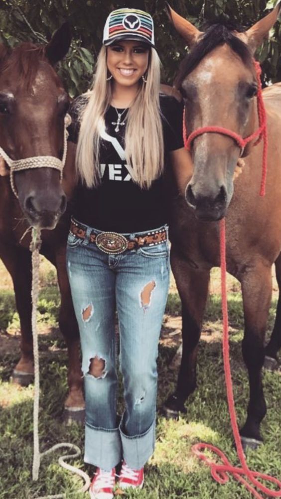 Megan Etcheberry, Chicas del rodeo: vestidos de vaquera  