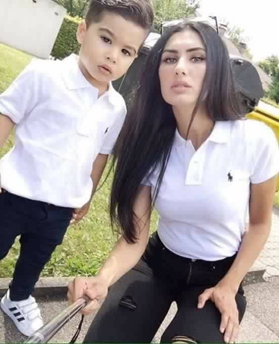 Ropa familiar a juego para madre e hijo Combinación de camiseta blanca y jeans negros para mamá e hijo: Mamá e hijo  