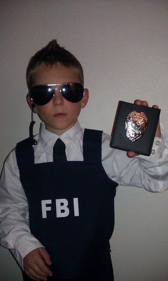 Ideas de disfraces del FBI para niños: disfraz de Halloween,  Atuendos para el día de los ayudantes,  trajes de fiesta,  Disfraz de policía  