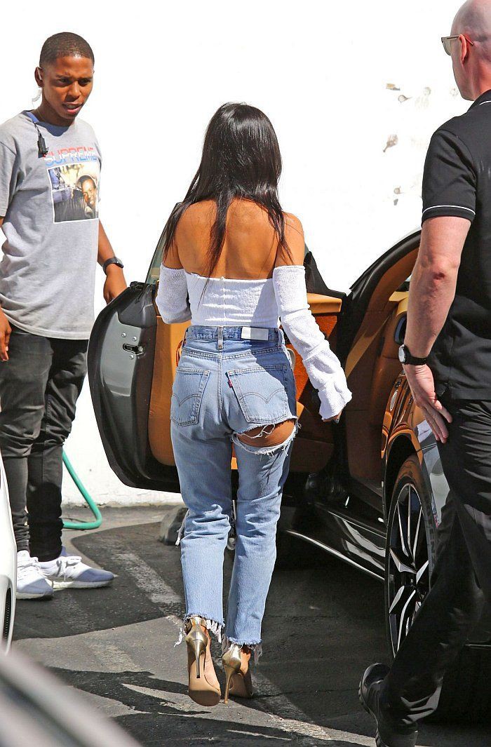 Traje de jeans rotos a tope de Kourtney kardashian: Pantalones rasgados,  Los Angeles,  kourtney kardashian,  Vaqueros de mamá  
